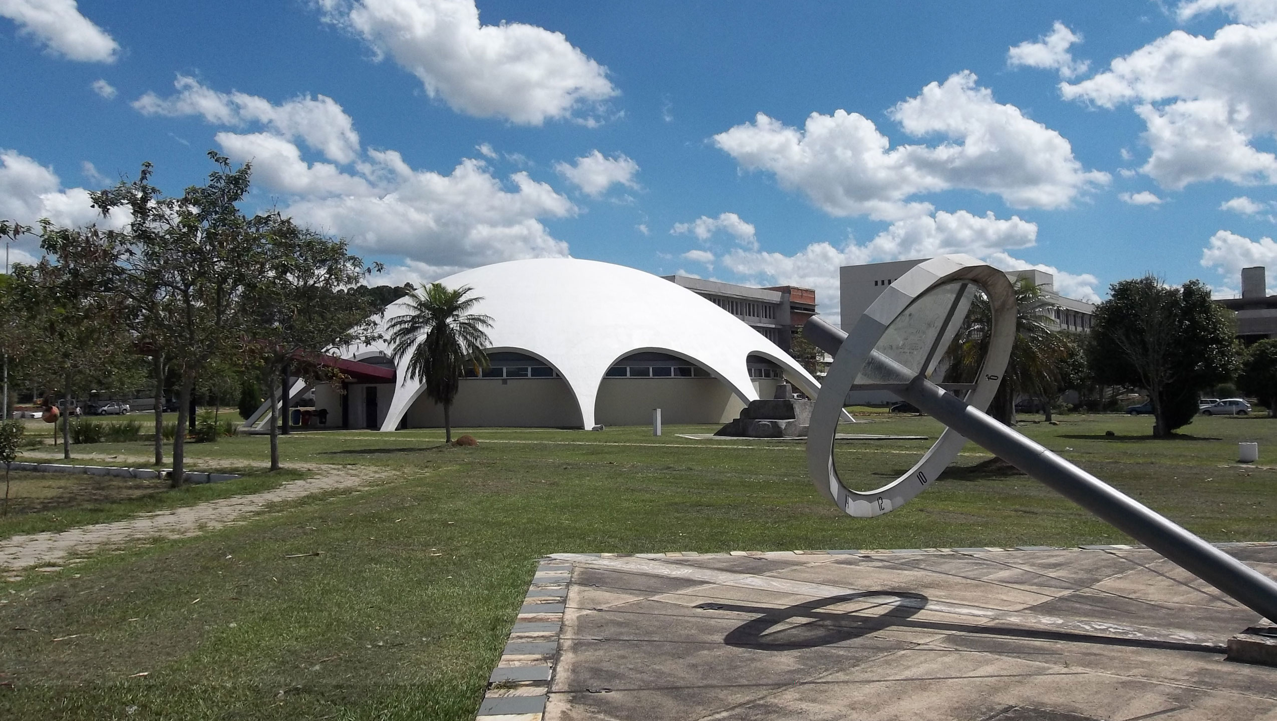 Imagem ilustrativa da UFSM com o planetário ao fundo